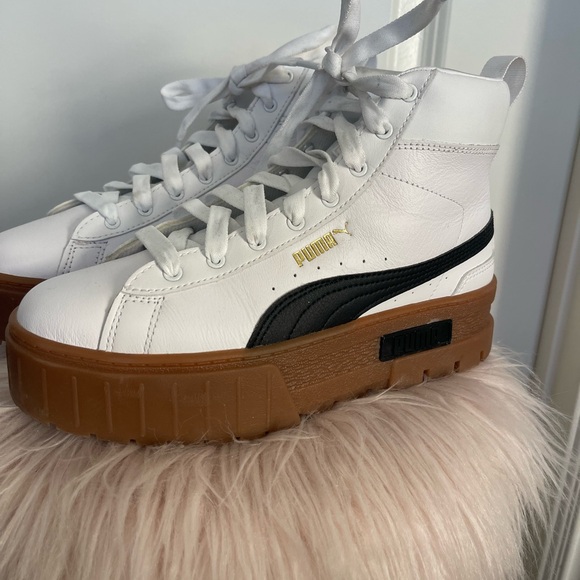 Puma Mayze Mid Platform Shoe Boot 
Womens White Size 7 Gum Sole Trendy - Picture 2 of 6